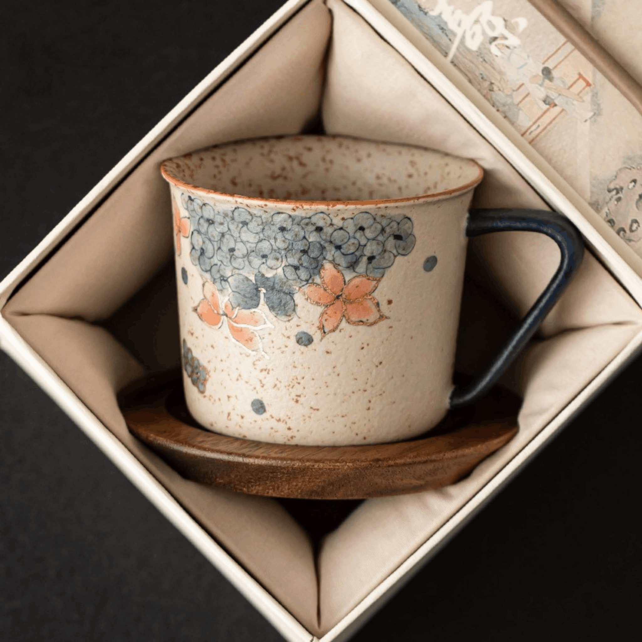 Ceramic mug with floral design in a decorative box